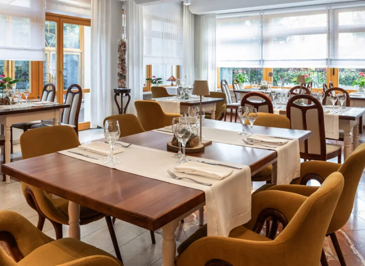 W restauracji są podawane dania kuchni polskiej i regionalnej