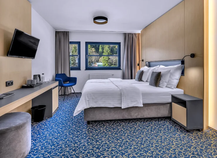 Pokoje mieszczą podwójne łóżko oraz rozkładaną kanapę dla 2 osób