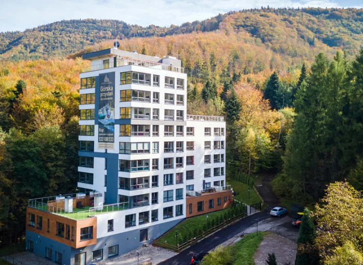 Apartamentowiec Kiczora otoczony lasami Beskidu Małego w jesiennej szacie