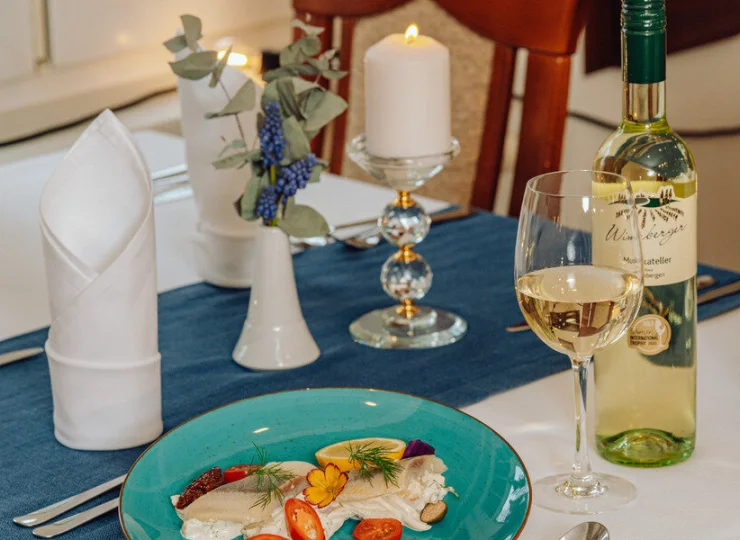 Można też zamówić dania z karty z wyborem wina