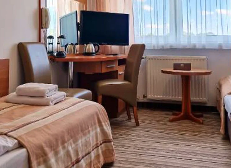 W wyposażeniu pokoju: lodówka, zestaw do parzenia kawy i herbaty, TV, wifi