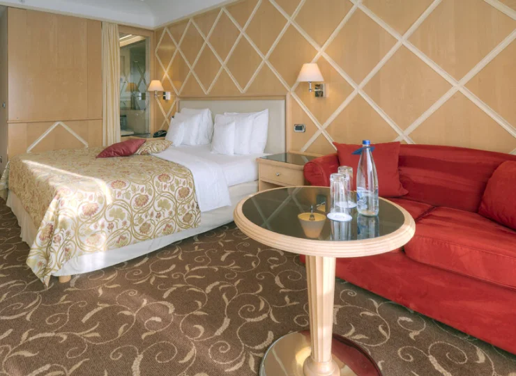 Na sofie mogą wygodnie spać 2 dodatkowe osoby (pełni ona rolę dostawek)