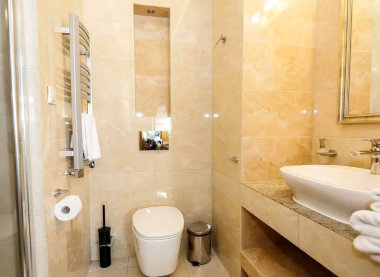 W łazience są też ręczniki i suszarka do włosów