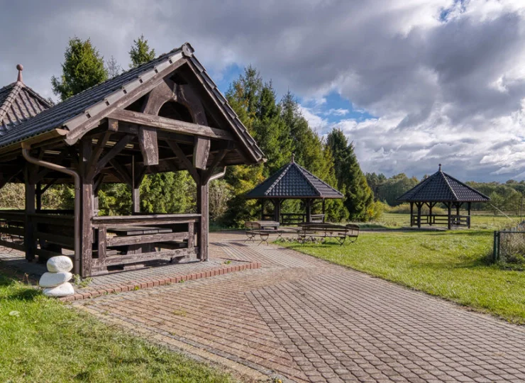 Goście mogą korzystać z miejsc na ognisko i grilla