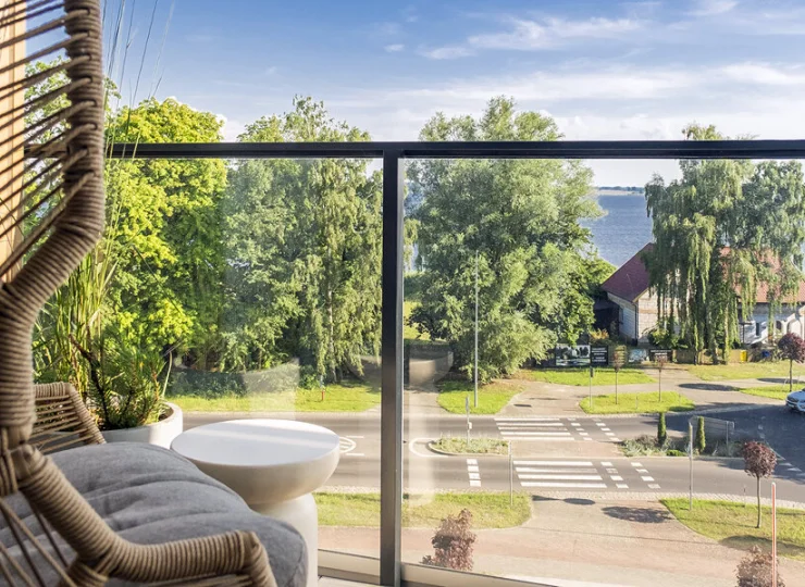 Z balkonów widać zatokę lub las i patio