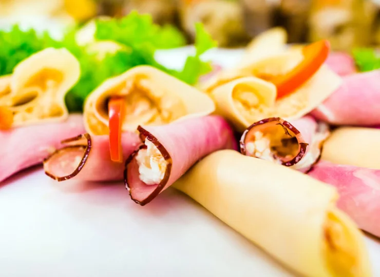 Jedzenie jest urozmaicone i oparte na polskiej kuchni