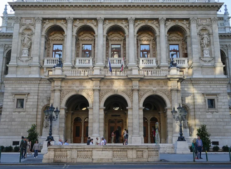 850 m od hotelu znajduje się budynek Opery