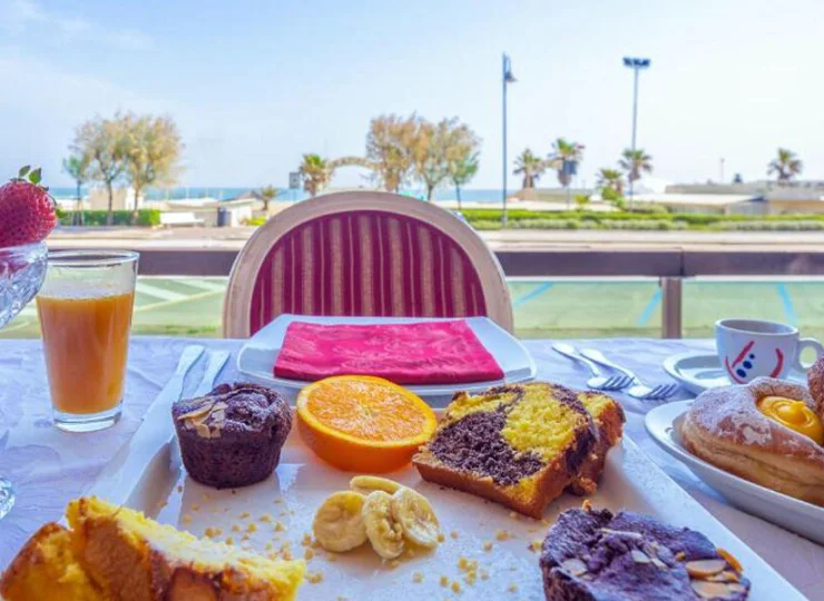 Dzień rozpoczyna się od śniadania w formie bufetu z szerokim wyborem słodkości