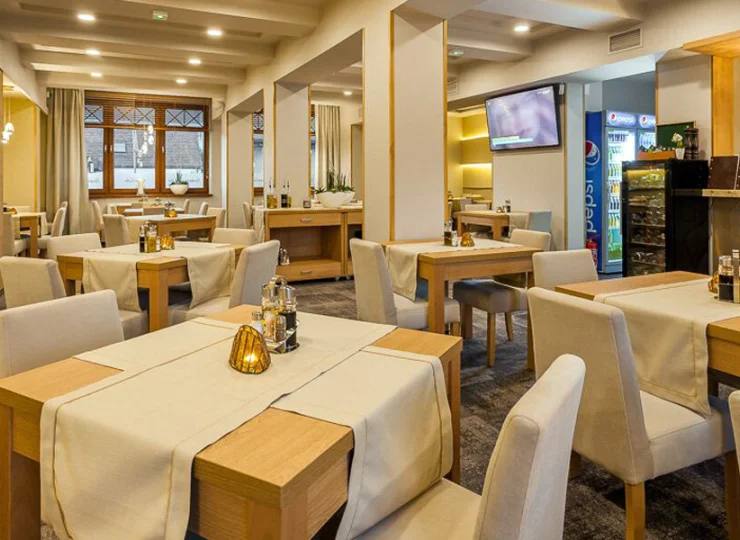 W hotelu działa restauracja