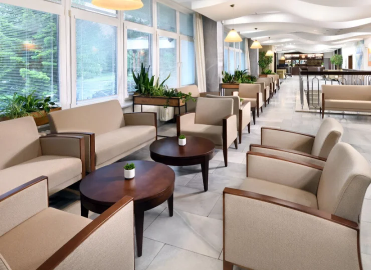 W holu wejściowym, tuż przy restauracji, znajduje się bar dzienny