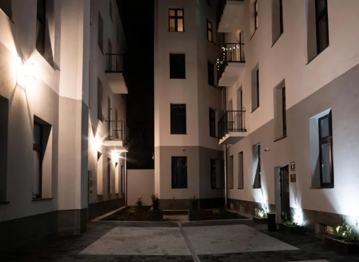 Okna niektórych apartamentów wychodzą na wewnętrzny dziedziniec