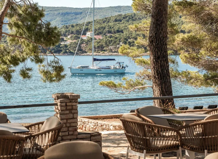 Tutaj można wypić drinka czy coś przekąsić z widokiem na morze