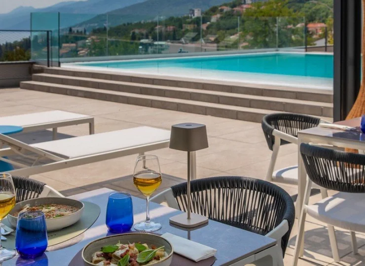 Z restauracji można podziwiać panoramę Adriatyku, widać też basen
