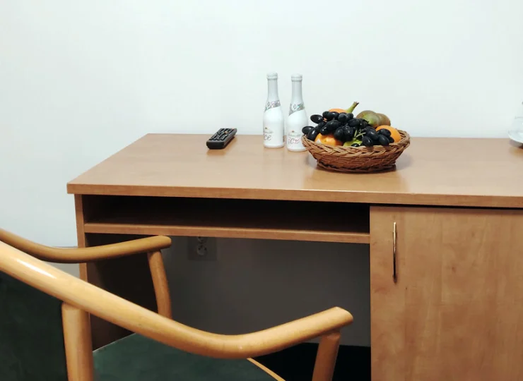 w każdym pokoju jest też biurko