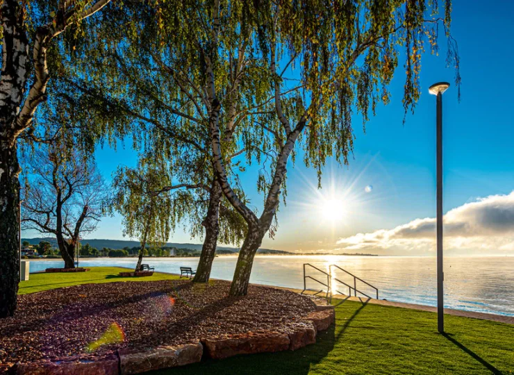 Hotel jest świetnie położony nad samym brzegiem jeziora Balaton