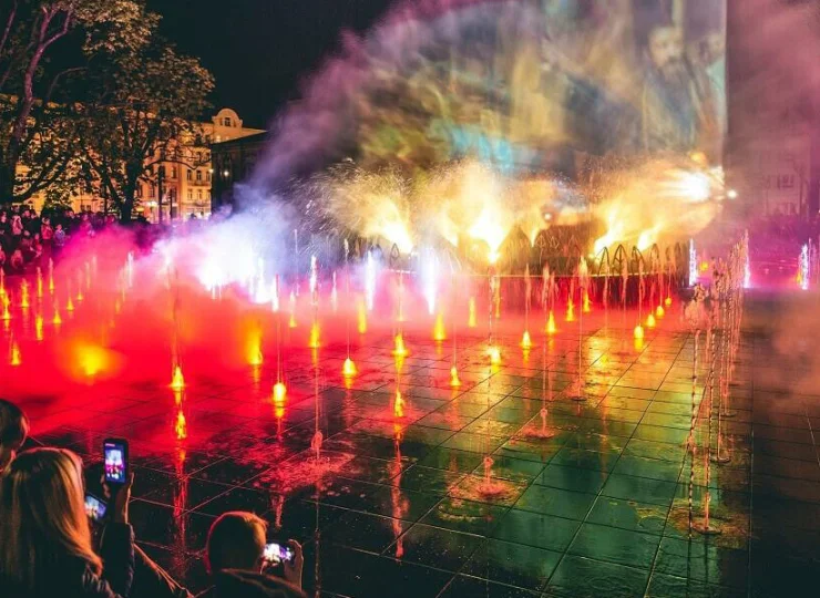 W ciepłe dni w mieście są organizowane angażujące pokazy