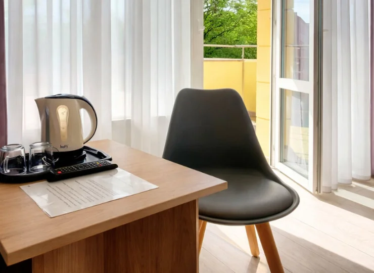 Pokoje wyposażono m.in. w zestaw do parzenia kawy i herbaty