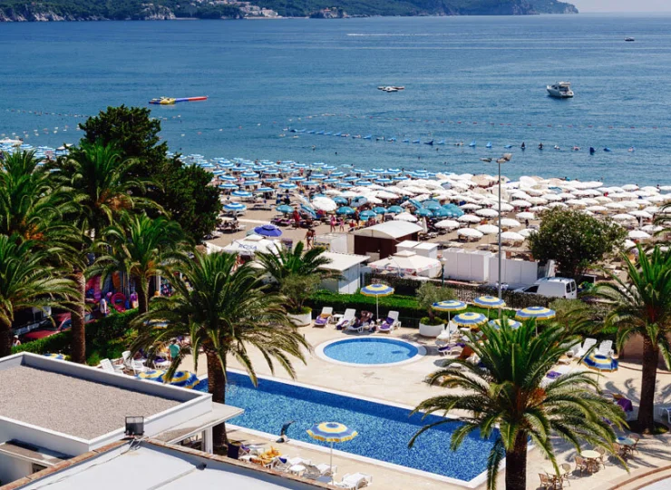 To idealny hotel na rodzinne wakacje w Czarnogórze tuż przy plaży