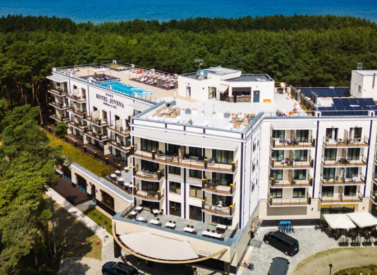 Hotel znajduje się w pierwszej linii zabudowy