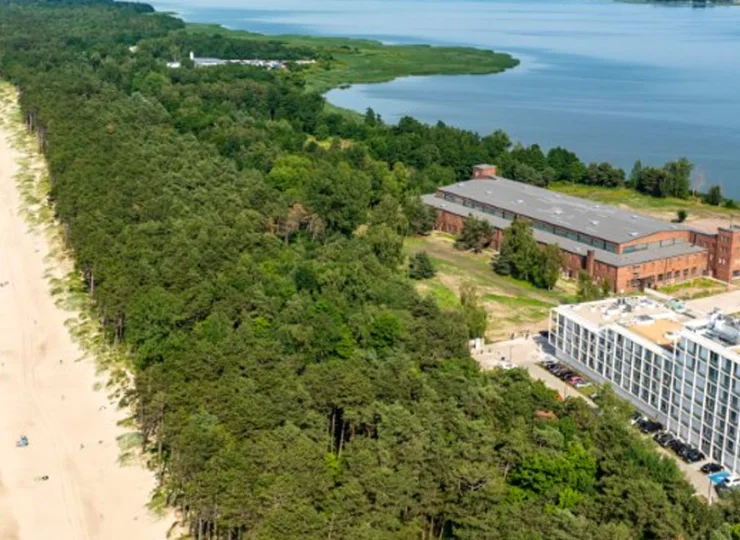 Kompleks powstał pomiędzy Bałtykiem i jeziorem Jamno, blisko nadmorskiej plaży