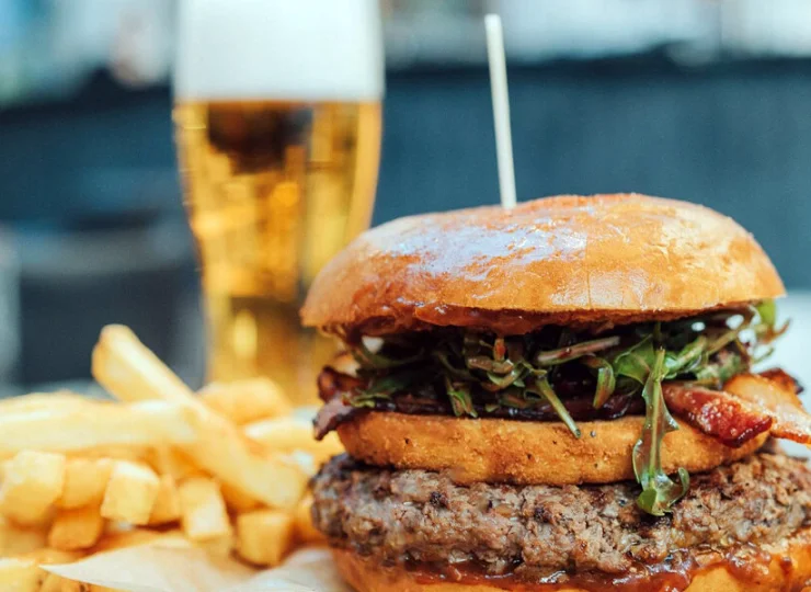 Burgery i inne potrawy z grilla przyciągają nie tylko hotelowych gości
