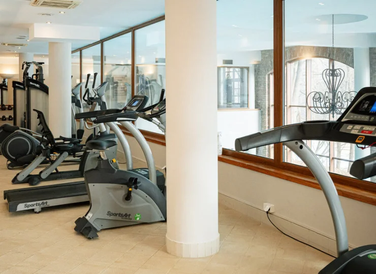 Są tu sprzęty do treningu cardio i siłowego