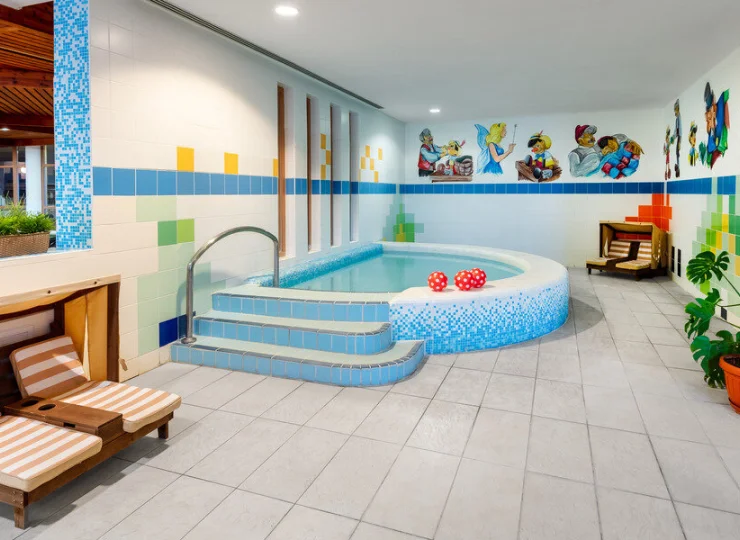 Basen dla dzieci jest i wewnątrz, i na zewnątrz