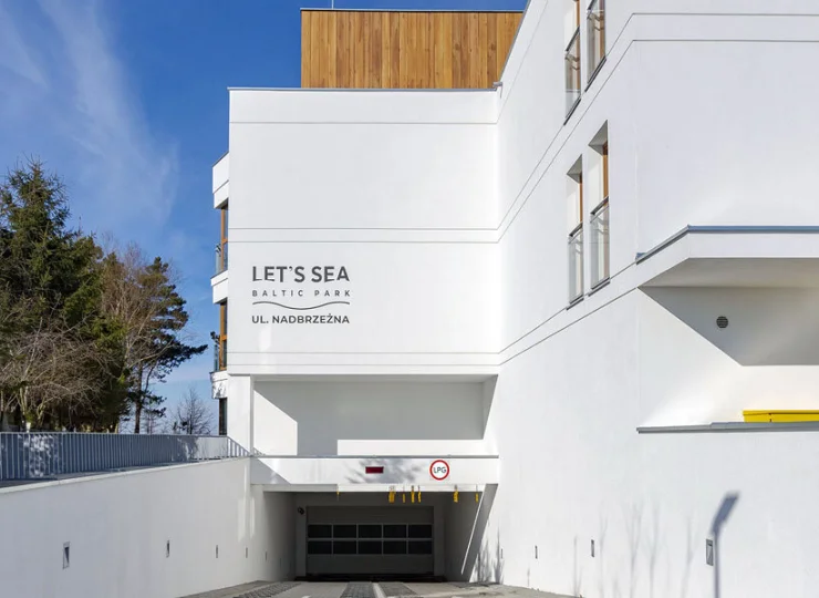 Apartamentowiec posiada parking oraz garaż