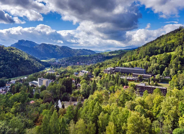 Hotel mieści się w Szczawnicy – malowniczym uzdrowisku położonym w Pieninach