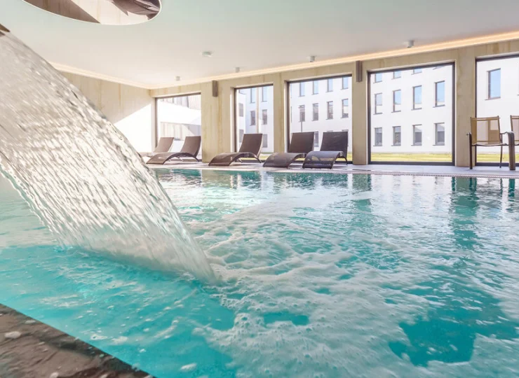 W resorcie jest basen z kaskadą wodną