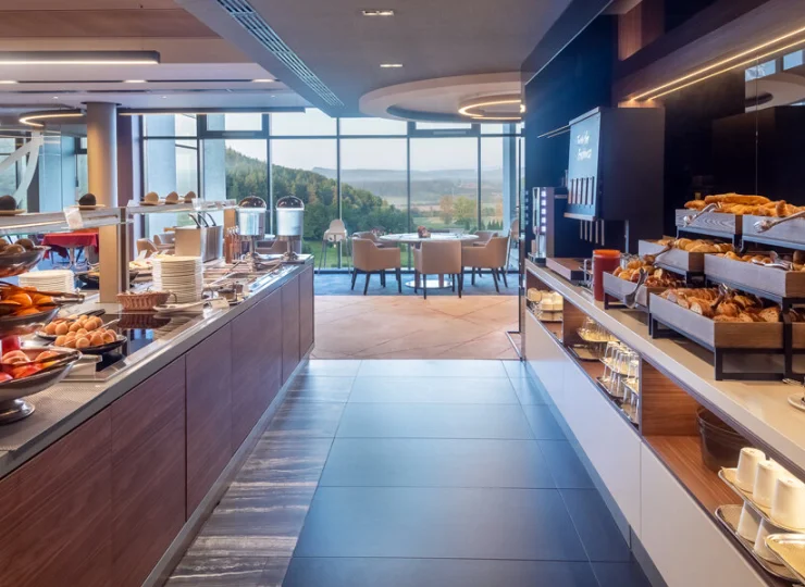 Na gości hotelowych czekają bogate bufety w porze śniadania i kolacji