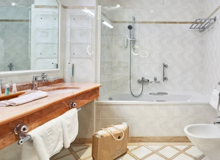 W łazience jest wanna lub kabina prysznicowa