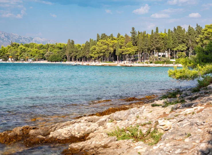 Aminess Vival Casa Velaris 3* mieści się przy naturalnej kamienistej plaży