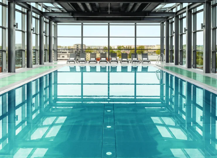 Hotel posiada kryty basen z panoramicznym widokiem