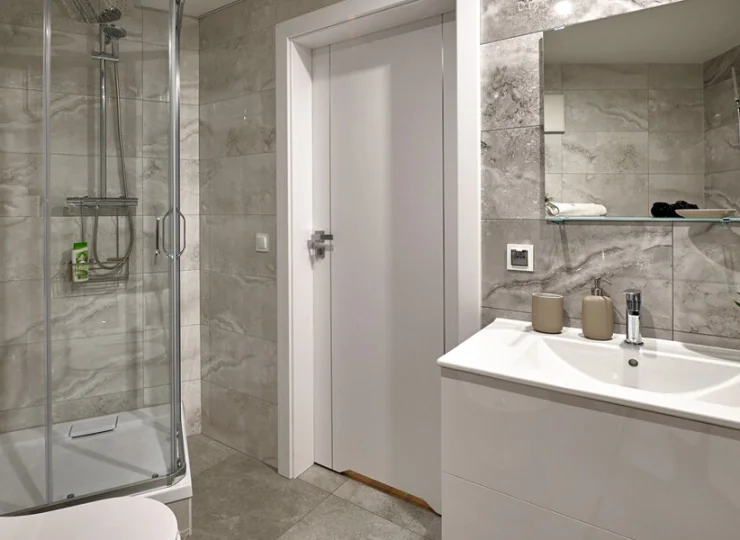 W jednej jest wanna, w drugiej kabina prysznicowa