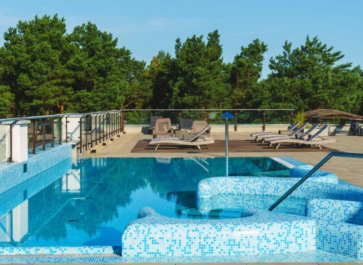 Latem na dachu jest udostępniany taras słoneczny i basen zewnętrzny