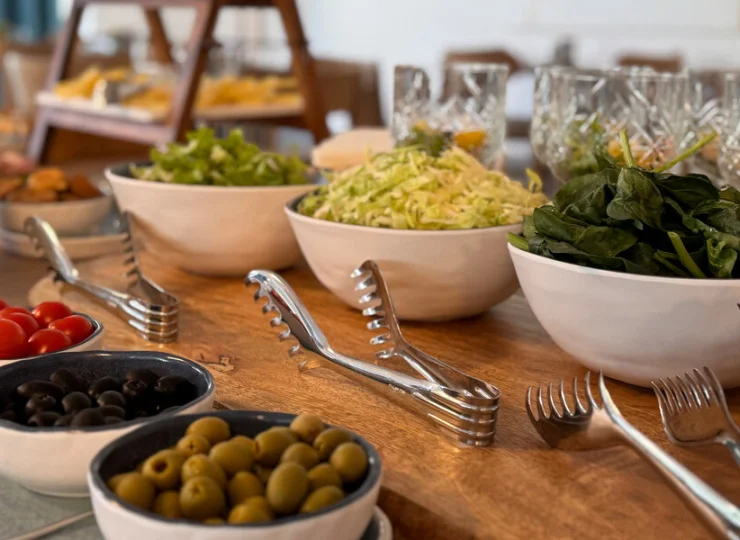 Śniadania i obiadokolacje są podawane w formie bufetu