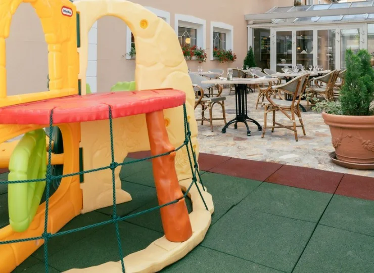 Na tarasie przygotowano kącik zabaw dla dzieci