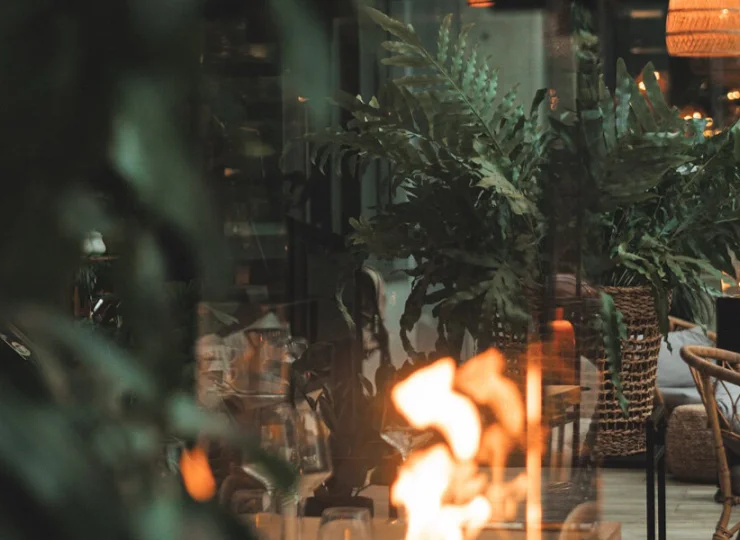 Jesienią i zimą w restauracji płoną nastrojowe ognie