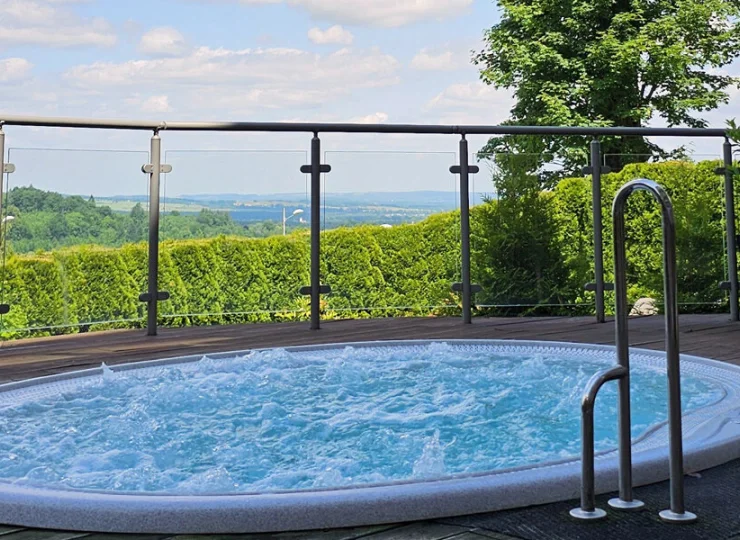 Zewnętrzne jacuzzi z widokiem na góry jest czynne cały rok
