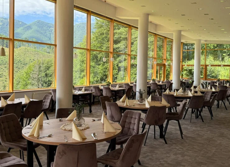 Hotelową restaurację także wyróżnia cudowny górski widok