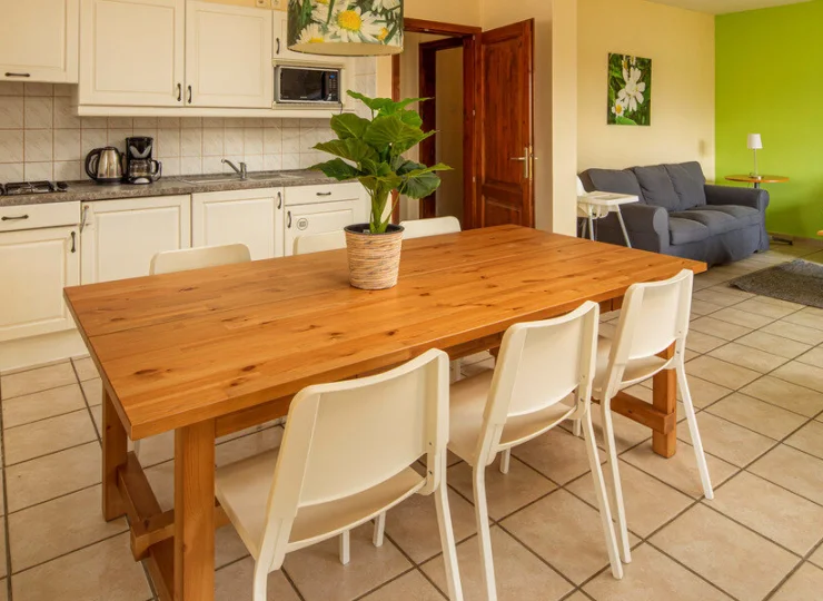 A także kuchnia z dużym, wygodnym stołem