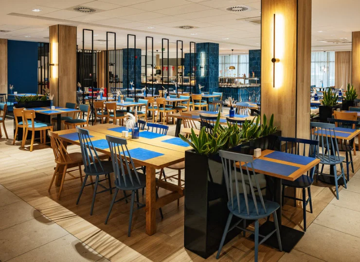 Restauracja jest przestronna i nowocześnie urządzona