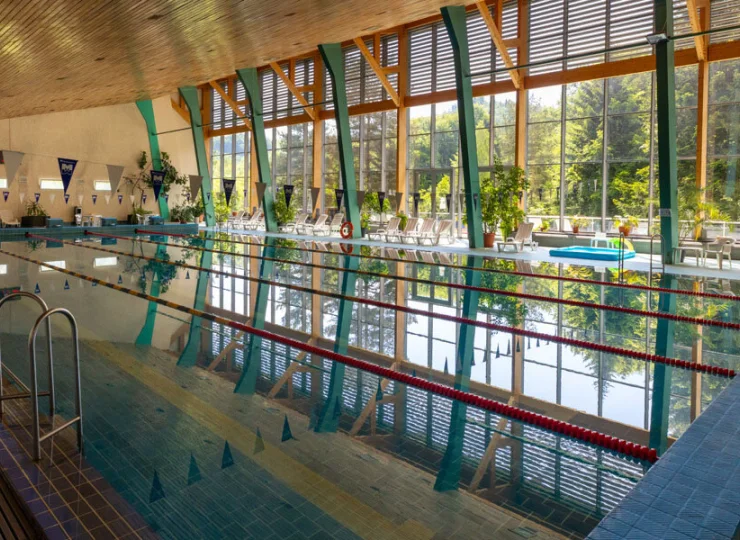 Hotel Perła Południa posiada pełnowymiarowy basen pływacki