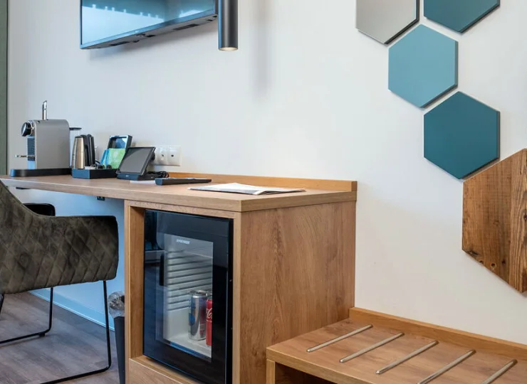 W każdym pokoju jest TV, wifi, sejf, czajnik, ekspres do kawy, minibar