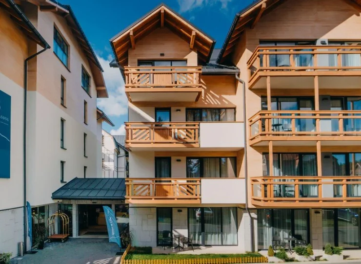 Budynki Five Seasons z balkonami w każdym apartamencie