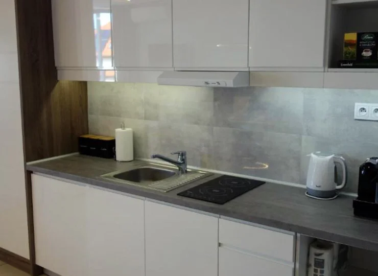 W każdym apartamencie jest wyposażony aneks kuchenny