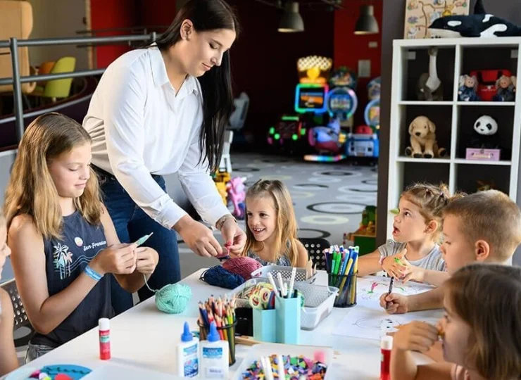 W wewnętrznej sali zabaw organizowane są animacje