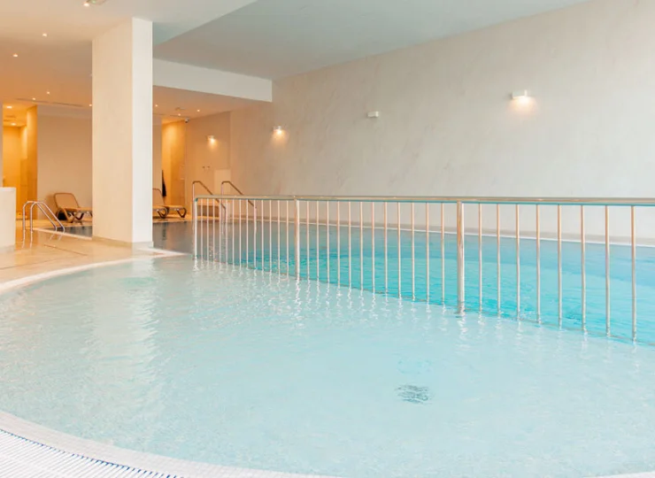 Z basenem sąsiaduje brodzik dla najmłodszych