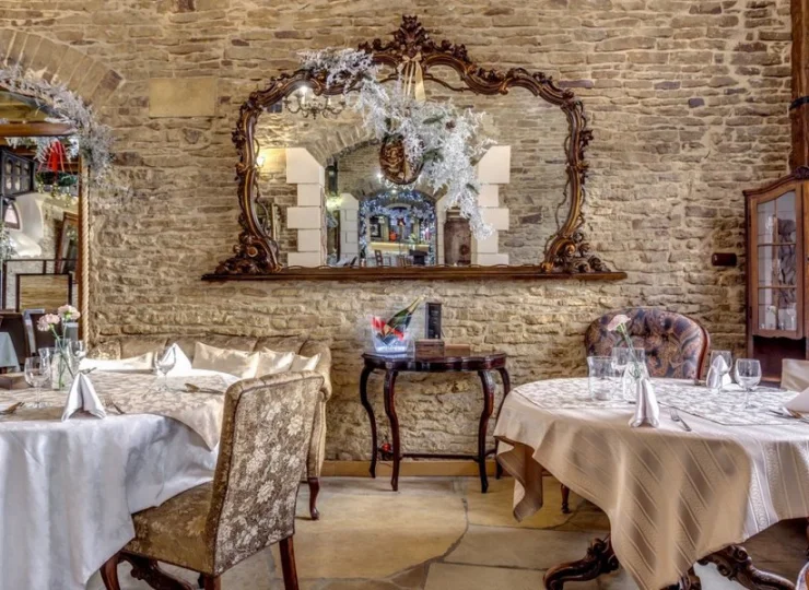 Stylowa sala restauracyjna w XIX-wiecznym budynku